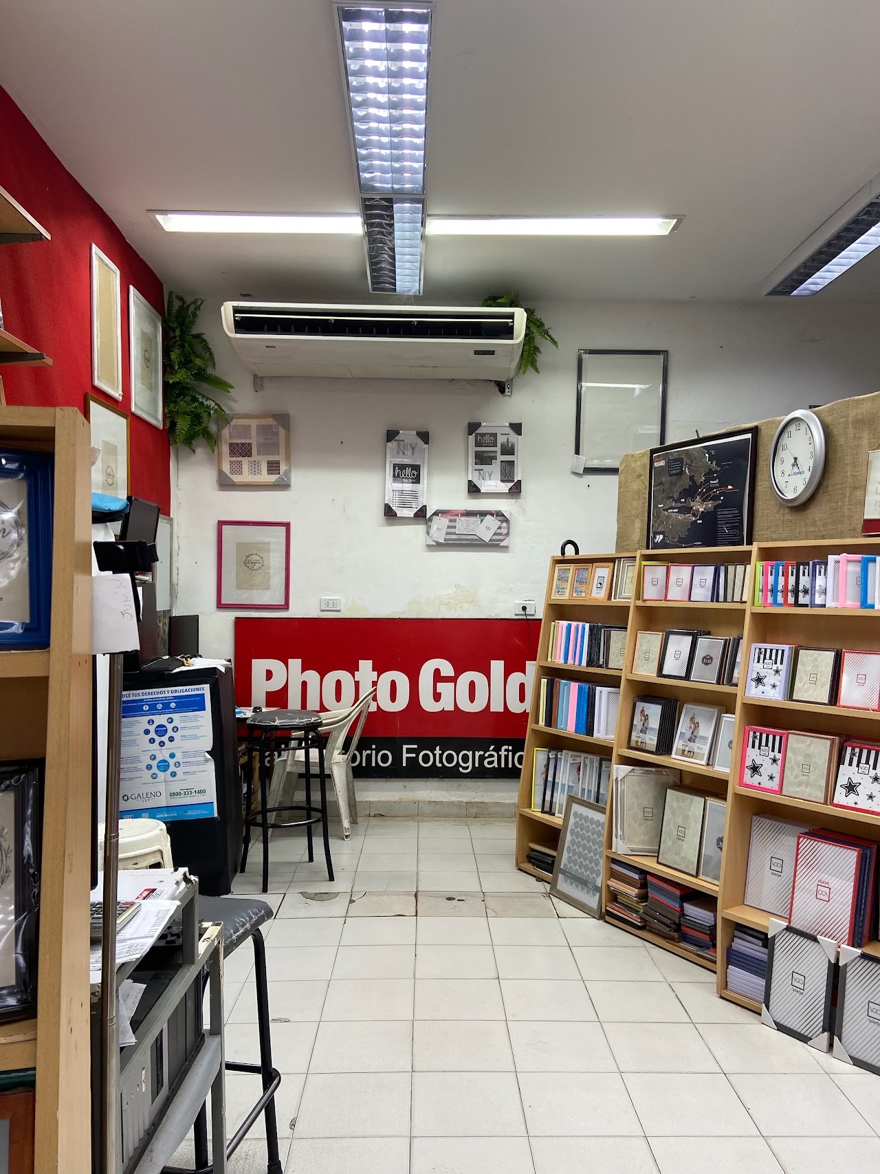 Interior de Photo Gold con álbumes, marcos y productos para imprimir fotos