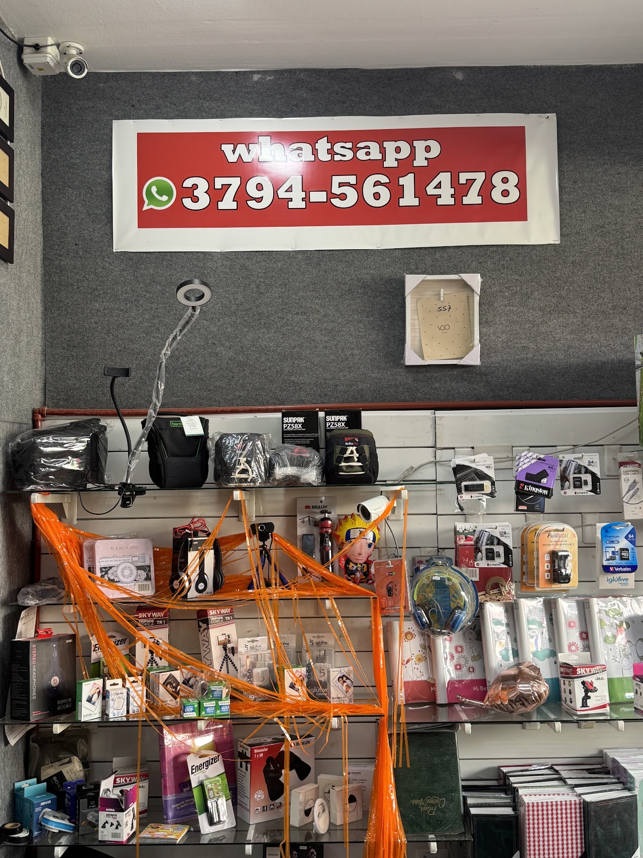 Mostrador de Photo Gold con accesorios y memorias para cámara